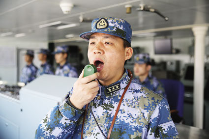 波峰浪谷间,国产新型护卫舰常州舰正以"之"字形破浪前行,在辽阔的海面