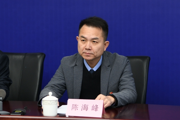 首先请市市场监督管理局党组成员陈海峰作主题发布.