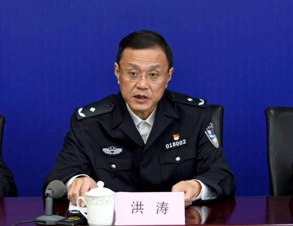 现在请淮南市公安局党委副书记,常务副局长,市扫黑办副主任洪涛作主题