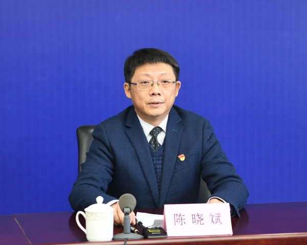 现在请淮南市教育体育局党委委员,副局长陈晓斌作主题发布.