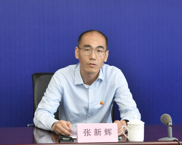 首先请市人力资源和社会保障局党组成员,副局长张新辉解读我市支持