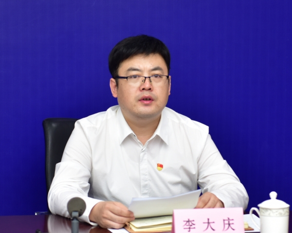 下面请李区长任作主题发布.