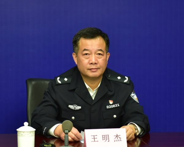 市公安局治安支队支队长王明杰介绍我市养犬管理工作组工作开展情况