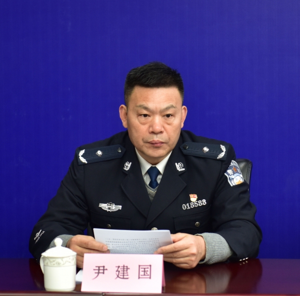 尹建国:谢谢提问,跨境赌博是指赌博人员跨越国(边)境从事赌博活动