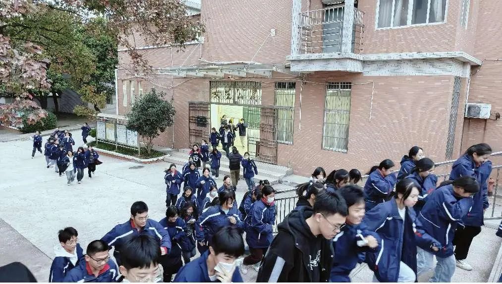 【教育教学领域】淮南第四中学成功举行住宿生消防疏散应急演练