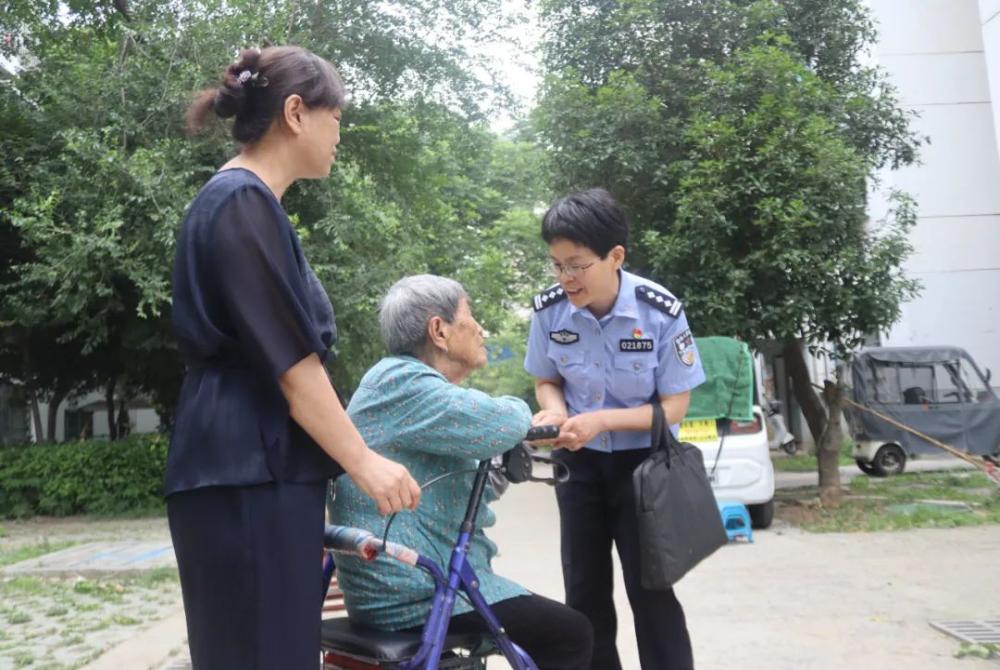 一线传真！媒体记者进警营