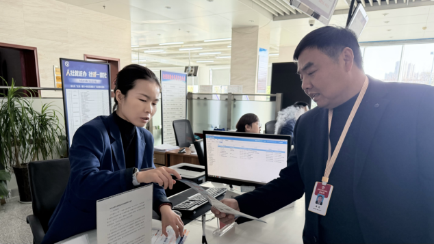 市数据局组织开展“政邮合作”政务服务体验暨“政府开放日”活动