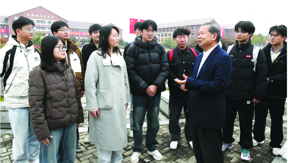 人大代表宣讲全国两会精神