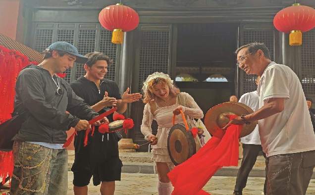Foreign Students Immerse Themselves in the Intangible Cultural Heritage of Shouxian County