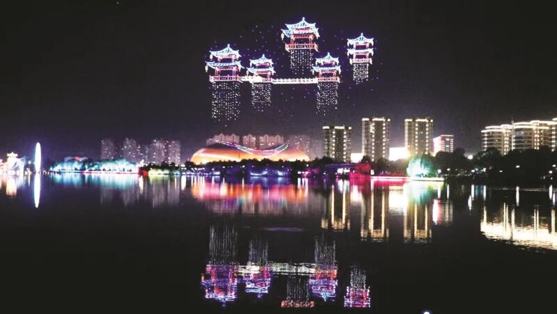 公园漾烟火 假日涌人潮
